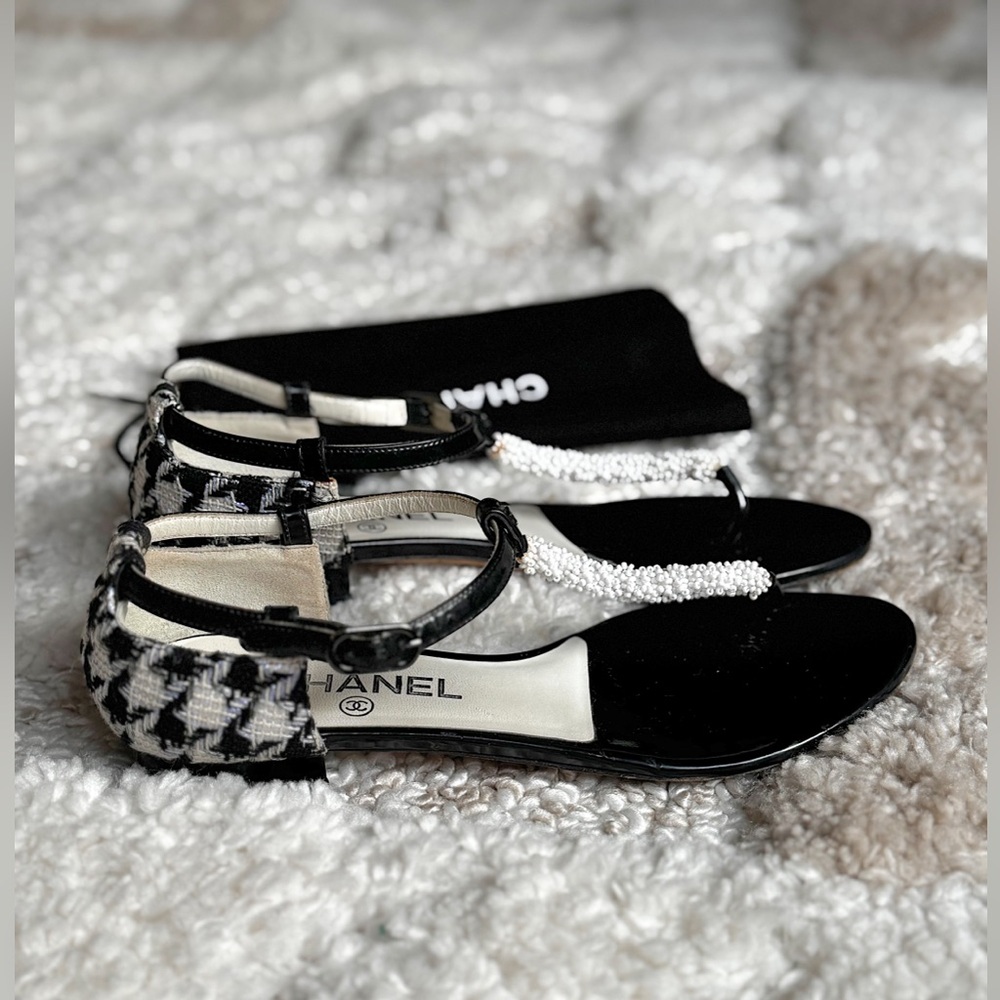 Chanel beaded CC tweed houndstooth thong sandals flats 37.5 black white - Picture 4 of 13